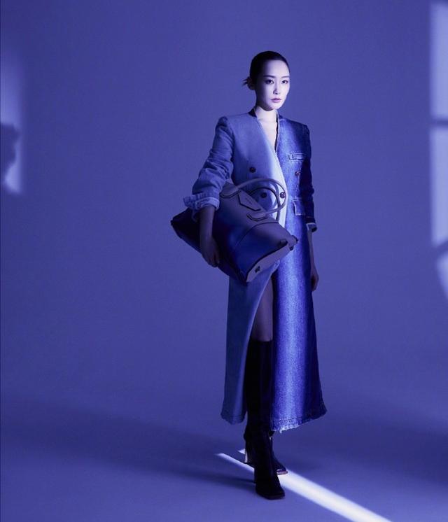李純時尚大片新鮮出爐！牛仔大衣搭配黑色長靴，帥氣感撲面而來 娛樂八卦吃瓜 第1张