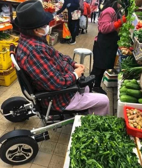 69歲洪金寶現身菜市場，身形消瘦輪椅代步，英雄遲暮也難堪 娛樂八卦吃瓜 第3张