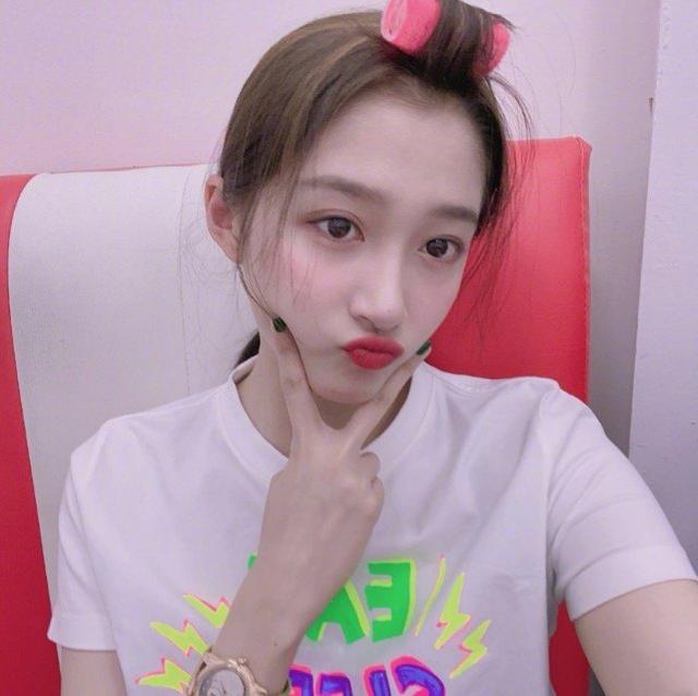 關曉彤曬美照，穿1750元T恤配41萬手錶，年紀輕輕穿搭就豪到不行 娛樂八卦吃瓜 第7张