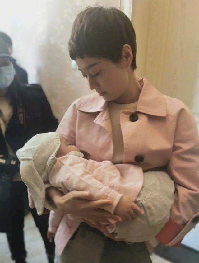 馬伊琍現身機場，穿黑色寬松風衣配小腳運動褲，年輕態穿搭太逆齡 娛樂八卦吃瓜 第7张