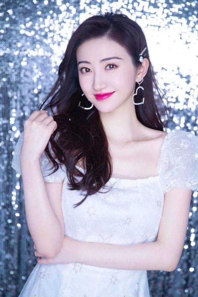 景甜直播顏值太美！穿白色雪花泡泡裙優雅靈動，你看了會心動嗎？ 娛樂八卦吃瓜 第4张