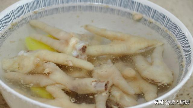 原來鹽焗雞爪這麼簡單，學會這做法，雞爪皮脆肉彈，沒有一點腥味 熱愛美食 第8张