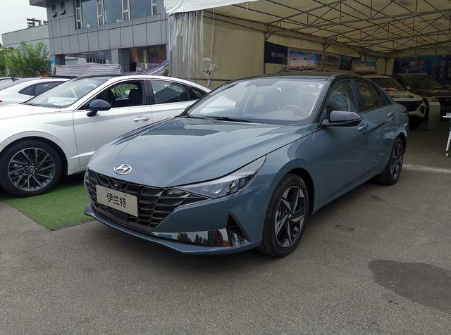 解析第七代伊兰特，标配倒车影像+8英寸大屏，油耗仅5.3L