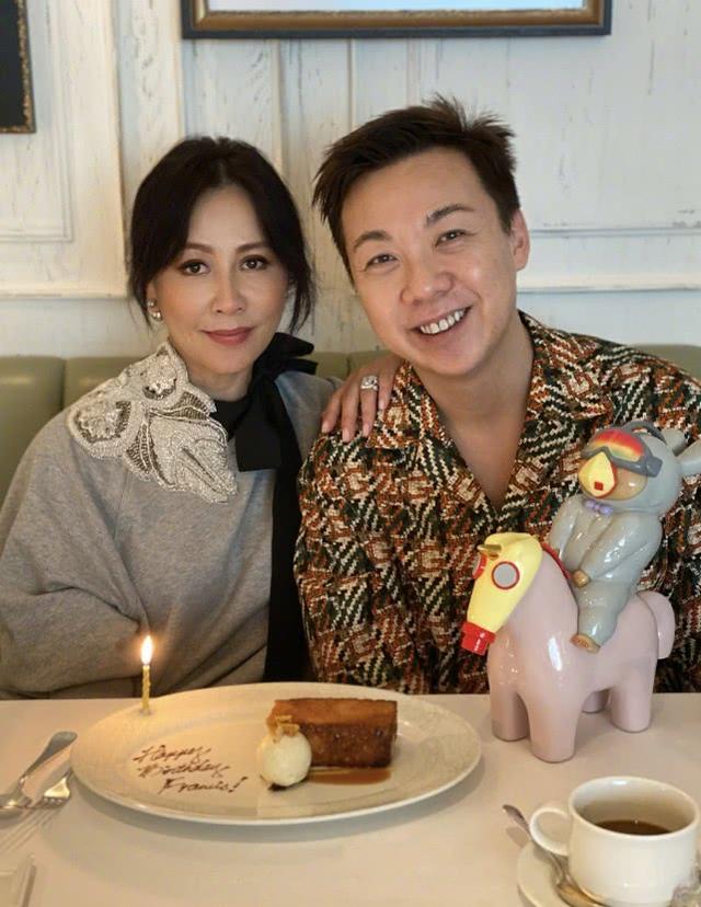 劉嘉玲曬近照，穿波點連衣裙搭配西裝外套，大氣造型展現復古美 娛樂八卦吃瓜 第4张
