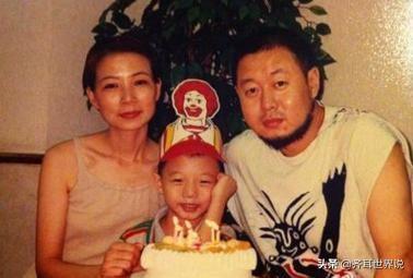 霍尊的母亲那英见了要称姐（和儿子拍婚纱照决定了霍尊命运）