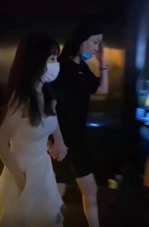 李小璐緊牽助理現身酒吧，穿吊帶秀性感身材，網友：夜生活挺豐富 娛樂八卦吃瓜 第1张