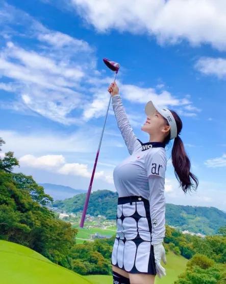 26歲日本女演員，豐滿上圍碾壓柳岩，網友卻質疑這身材造假 街拍正妹 第8张