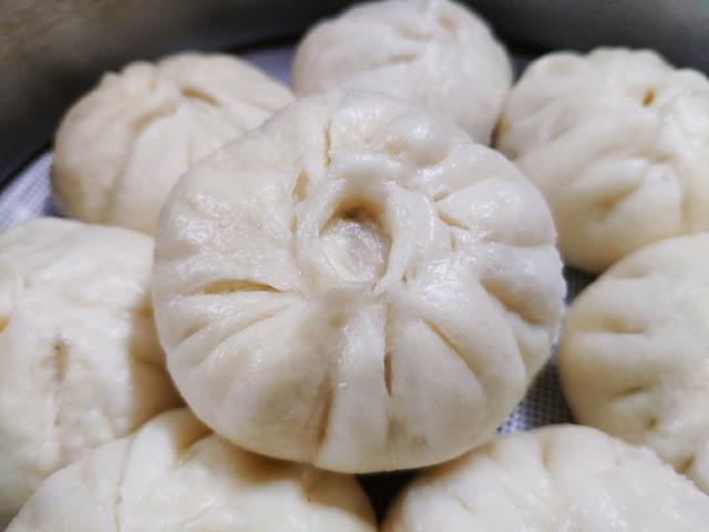 秋天，蒸包子還得用這個菜，皮薄餡大，鮮嫩多汁，老人孩子都愛吃 熱愛美食 第1张