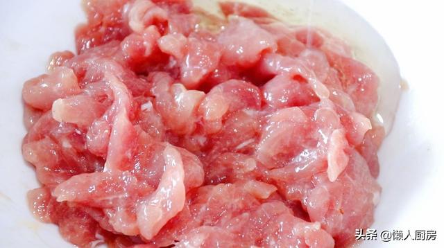 這是快手家常菜絲瓜炒肉片，豬肉這樣上漿，吃著嫩滑 熱愛美食 第6张