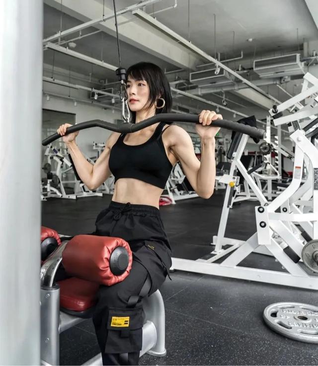 32歲二胎媽媽健身照太惹火，身材曲線撩爆直男，網友：太美了 街拍正妹 第1张