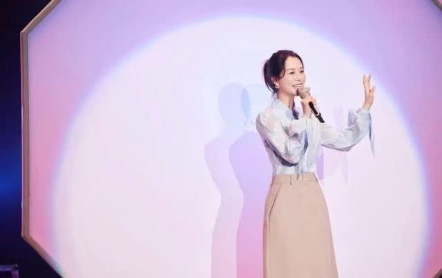 海清參加直播活動，淡藍襯衫配長裙氣質優雅迷人，人美歌甜不像42 娛樂八卦吃瓜 第4张