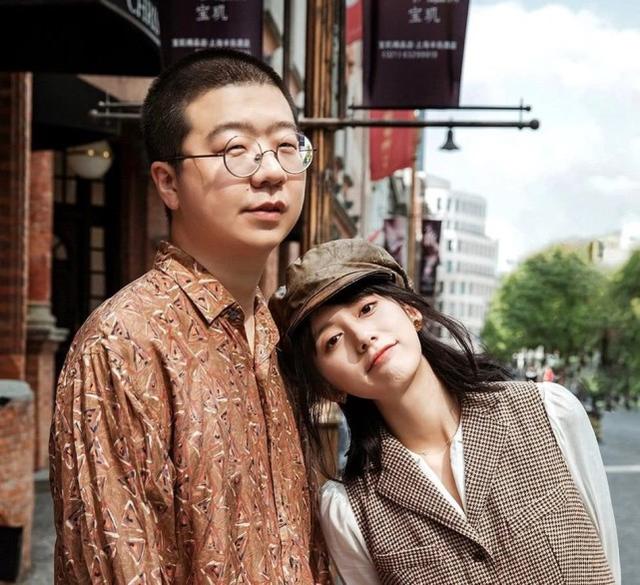 網友偶遇李誕黑尾醬出遊，小夫妻感情甜蜜十足，看來離婚只是謠傳 娛樂八卦吃瓜 第5张