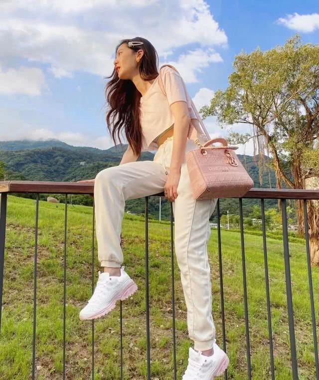 「豪門嬌妻」曾之喬越來越會穿！藍色格紋裙搭漁夫帽，時髦又減齡 娛樂八卦吃瓜 第5张