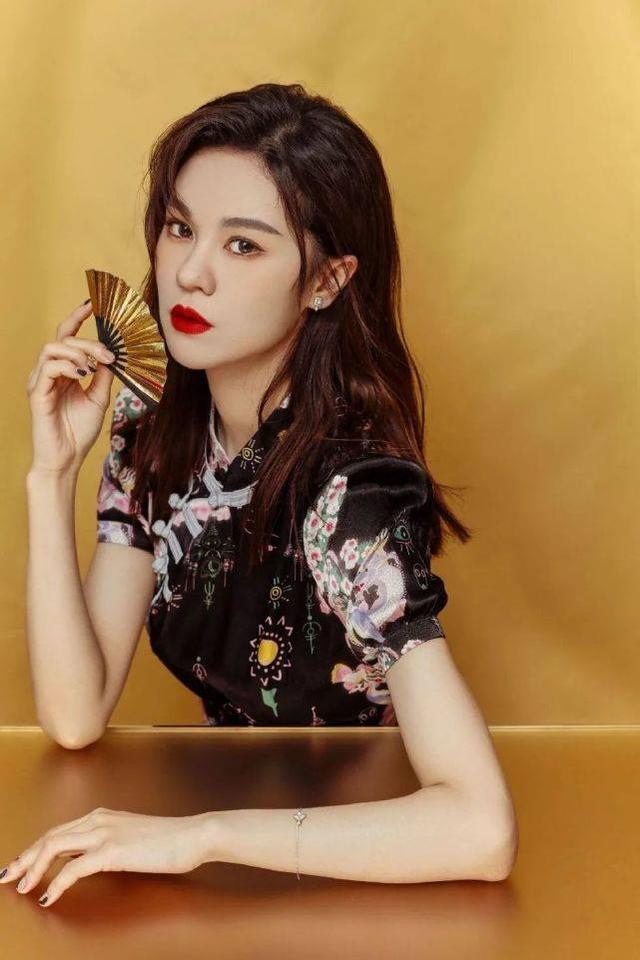郁可唯穿搭太驚艷！身穿黑色龍紋旗袍復古時髦，「甘蔗腿」很搶鏡 娛樂八卦吃瓜 第5张