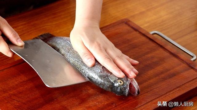 夏季，吃著烤魚，喝著啤酒，生活很愜意，這是家庭版烤魚的做法 熱愛美食 第7张