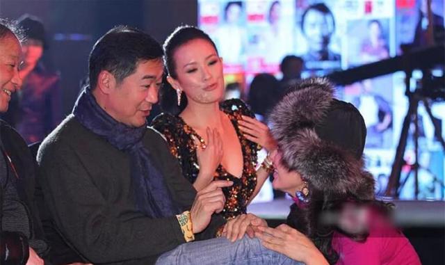 當年蹲在張國立腳邊說話，寧靜表情諂媚，一旁的章子怡滿臉不屑？ 娛樂八卦吃瓜 第13张