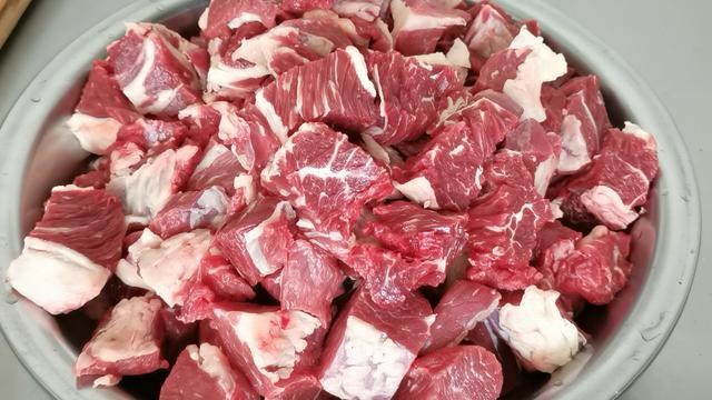 怎么烧红烧牛肉，红烧牛肉怎么做又软又香（红烧牛肉的做法）