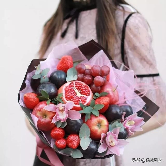 水果花束包装教程图解 礼物包装纸方法图解