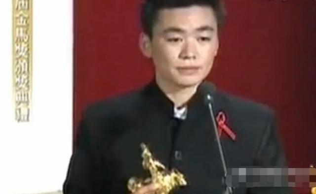 王寶強鄉下豪宅無人居住，綠色大門被人惡意刻字：到此一游 娛樂八卦吃瓜 第3张