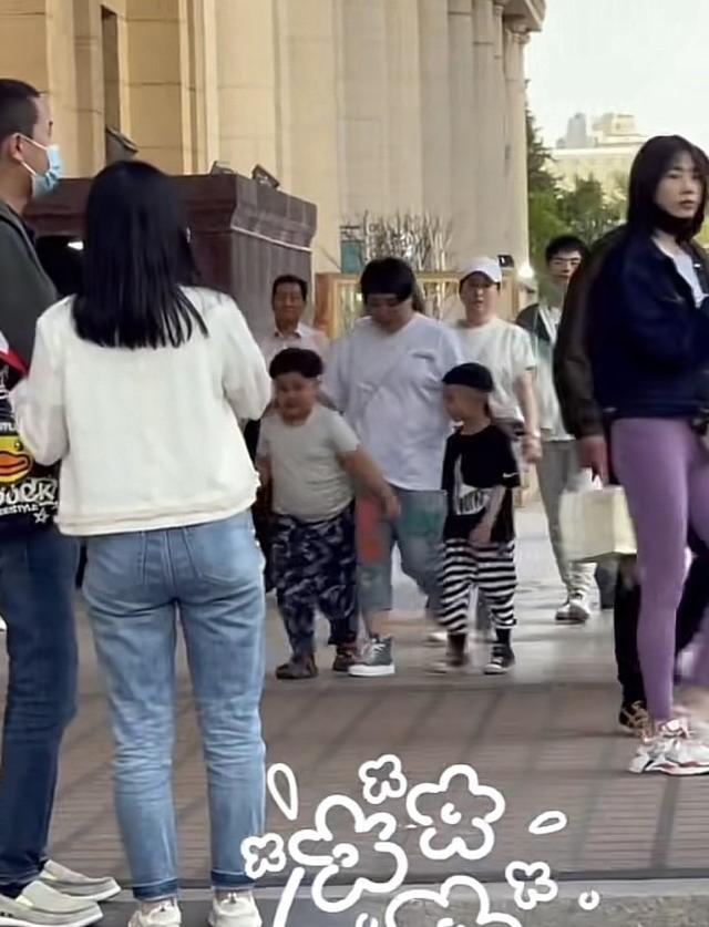 郭德綱老婆王惠人氣不低，出街有粉絲跟拍，德雲社老闆娘卻沒架子 娛樂八卦吃瓜 第7张