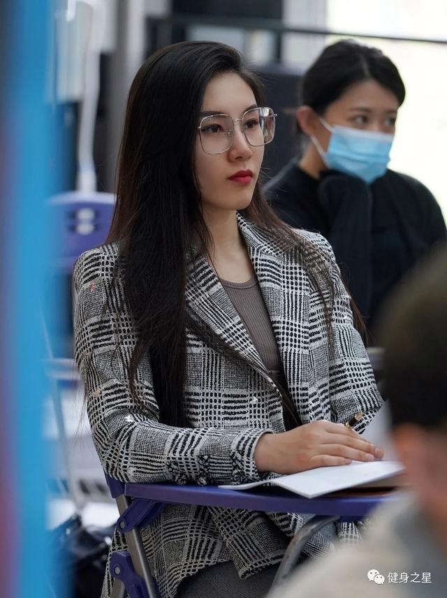 香肩、美背、蜜桃臀，健身女神該有的，她一樣也不少 街拍正妹 第14张