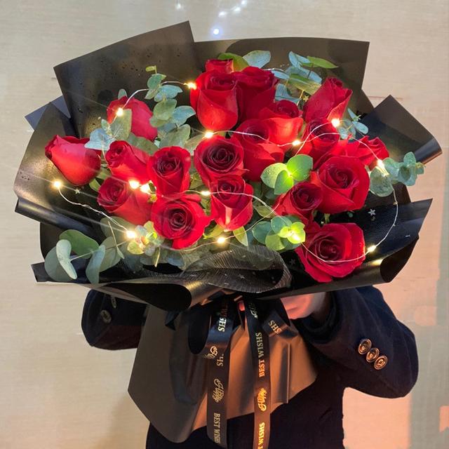 女生过生日送什么礼物比较好？ 情人节送什么礼物给女朋友