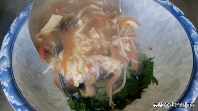 酸辣湯，記住不要先放胡椒粉，技巧告訴你，降溫喝2碗暖心又暖胃 熱愛美食 第24张