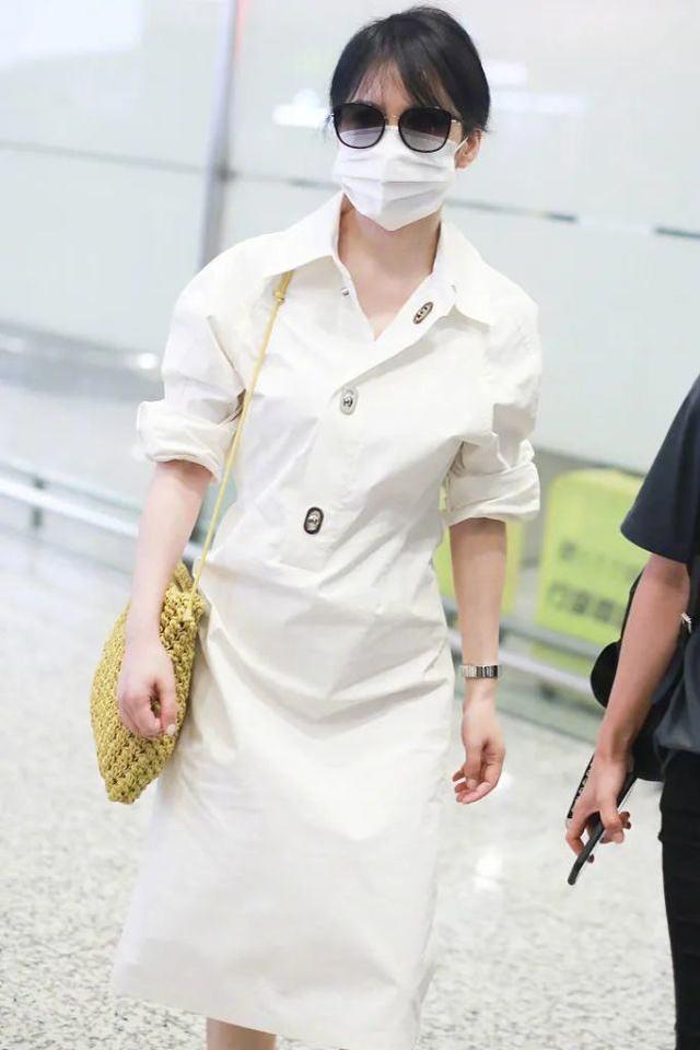 俞飛鴻現身機場，穿白色襯衫裙女神氣質滿滿，哪裡像是49歲女人？ 娛樂八卦吃瓜 第5张