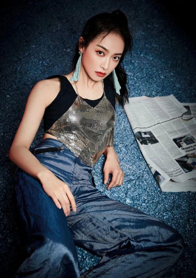 宋茜舞台造型太颯！「肚兜吊帶」亮閃閃，吸睛十足仿佛「美人魚」 娛樂八卦吃瓜 第4张