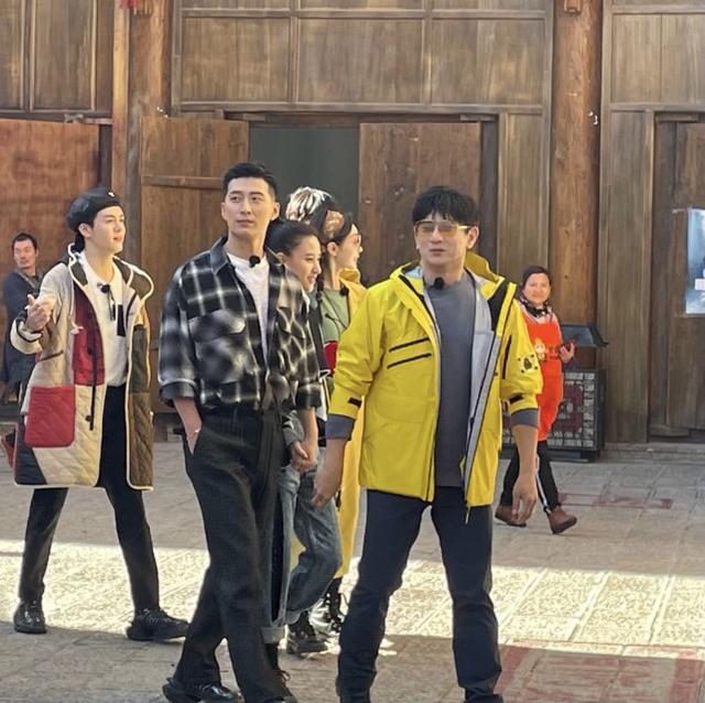 何超蓮竇驍牽手走機場，兩人越來越高調，春夏季穿羽絨服真任性 娛樂八卦吃瓜 第8张