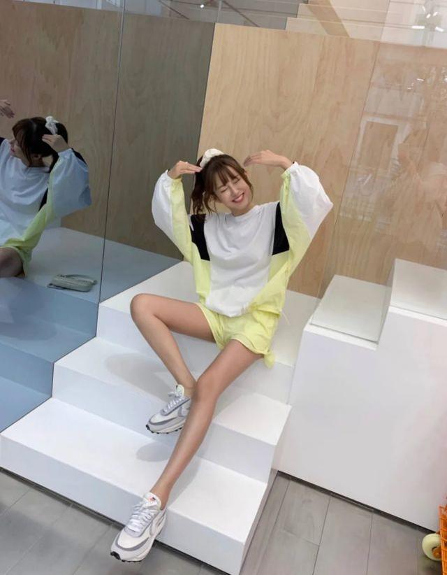 張子萱產後終於瘦身成功，一身少女穿搭笑容甜美，同框老公真甜蜜 娛樂八卦吃瓜 第7张