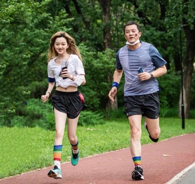14歲李嫣曬近照，染大膽橘黃頭發配紅唇秀性感，這哪像14歲？ 娛樂八卦吃瓜 第4张