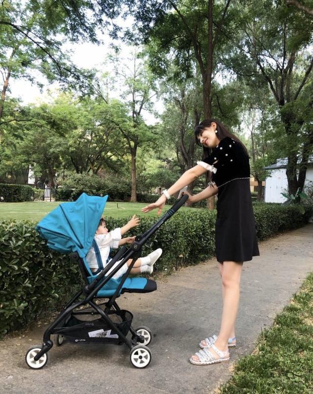 姜潮麥迪娜共出街！兩人低調打扮卻依舊吸睛，麥迪娜當媽後也減齡 娛樂八卦吃瓜 第6张