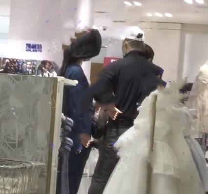 71歲王石當爸了？小30歲嬌妻田朴珺生下寶寶，夫妻倆帶娃逛街 娛樂八卦吃瓜 第4张