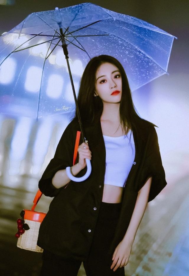 祝緒丹街拍另闢蹊徑！雨夜身穿白色露臍裝凹造型，效果驚艷出眾 娛樂八卦吃瓜 第1张