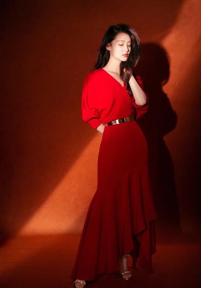 李沁社交平台曬美照！白色泡泡袖搭配高腰牛仔褲，氣質清新又素雅 娛樂八卦吃瓜 第7张