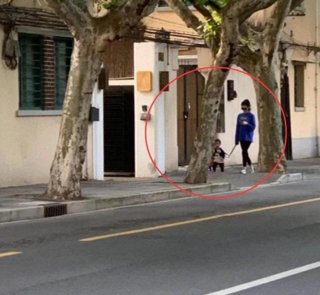 奚夢瑤懷二胎後低調出街，帶賭王長孫出街遛彎，不像媽媽像姐姐 娛樂八卦吃瓜 第2张