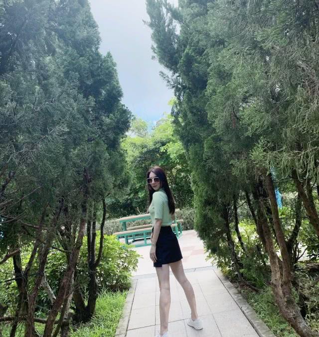 郭富城嬌妻方媛曬美照，穿蘋果綠色針織衫配短褲，一臉貴氣闊太相 娛樂八卦吃瓜 第3张