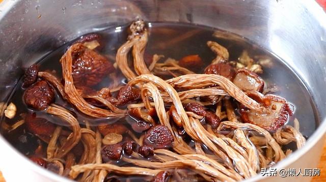茶樹菇搭配五花肉，炒了一盤下飯菜，一上桌就被家人搶光了 熱愛美食 第3张