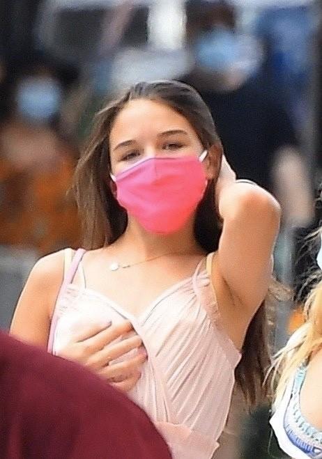 阿湯哥女兒小蘇瑞長大了！和好閨蜜們一同出街，穿吊帶長裙顯少女 娛樂八卦吃瓜 第1张
