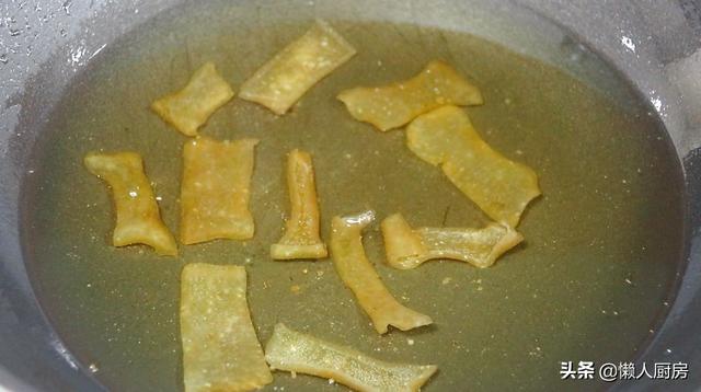 掌握好這些技巧，炸出來的豬皮蓬鬆，有人憑借著炸豬皮年收入百萬 熱愛美食 第21张