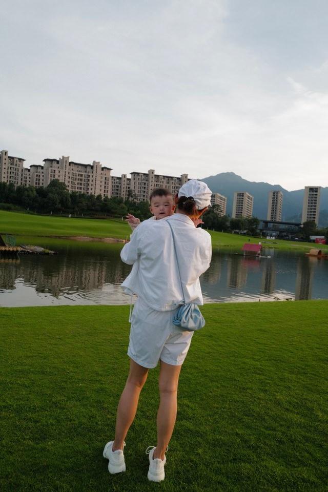 何雯娜曬娃近照，女兒小小一隻神似爸爸梁超，當媽後何雯娜更會美 娛樂八卦吃瓜 第1张