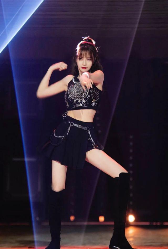 沈夢辰曬照撞臉Angelababy？穿​粉衛衣配短褲秀美腿，海濤好眼光 娛樂八卦吃瓜 第7张