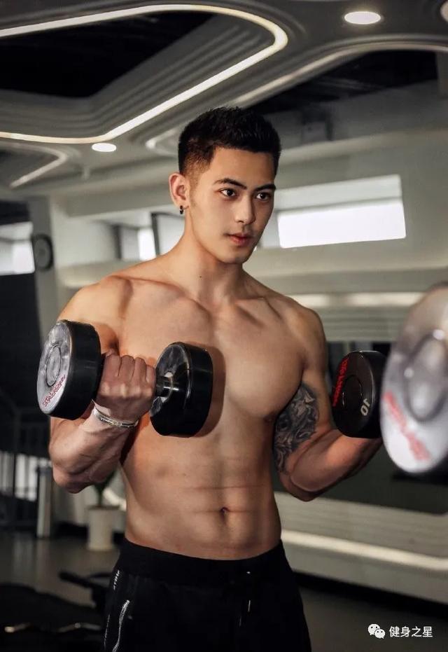 南京筋肉小狼狗走紅，顏值身材撩爆網友，這身材著實令人羨慕 健身減肥達人 第15张