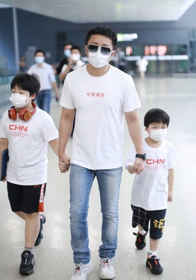 冉瑩穎曬一家五口合照，小兒子正面照曝光，留長發好像在當女兒養 娛樂八卦吃瓜 第6张