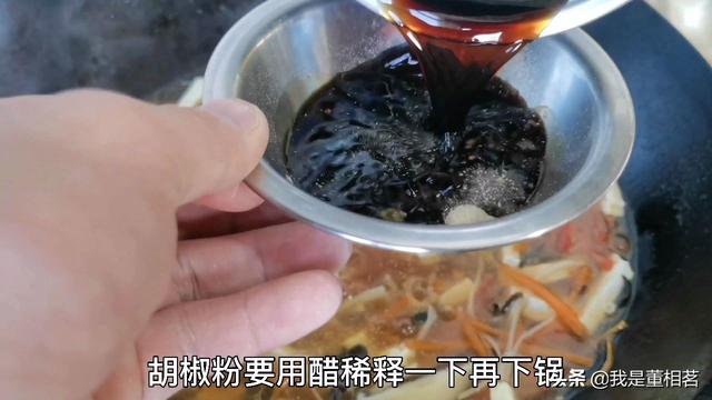 酸辣湯，記住不要先放胡椒粉，技巧告訴你，降溫喝2碗暖心又暖胃 熱愛美食 第19张