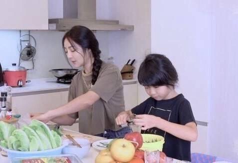 曹格女兒長大了！和媽媽一起下廚乖巧又聽話，褪去嬰兒肥更像爸爸 娛樂八卦吃瓜 第1张