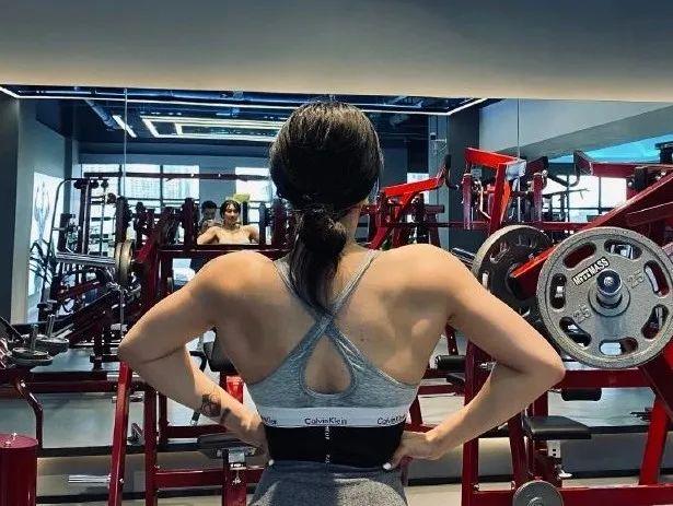 23歲成都姑娘靠運動保持身材，181公分的身高讓人印象深刻 街拍正妹 第3张