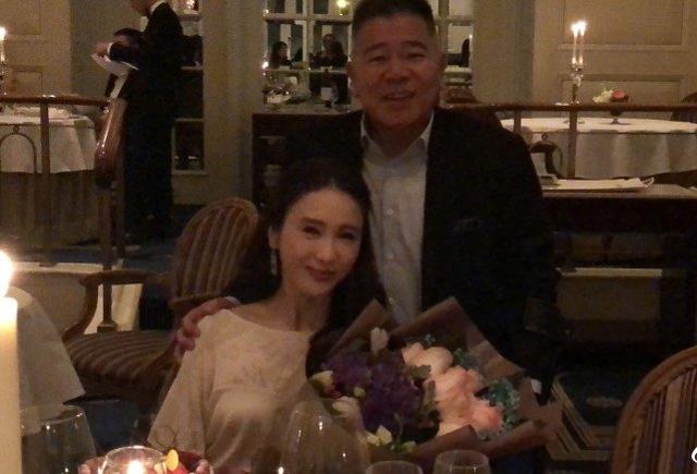 黎姿曬全家合影照，為爸媽慶祝結婚50年，老公首露面一頭白發顯老 娛樂八卦吃瓜 第7张
