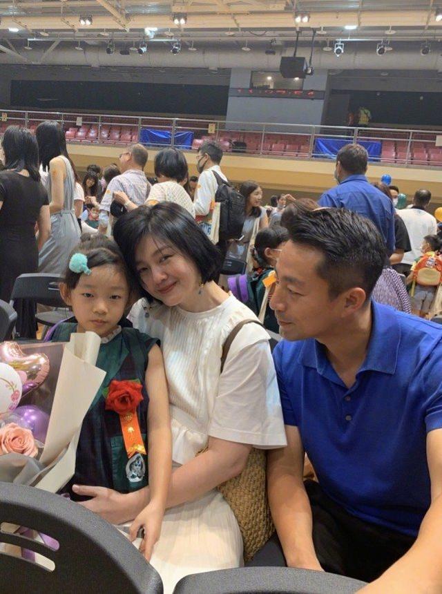 汪小菲一家人合體，和大S參加女兒畢業典禮，小玥兒太像爸爸翻版 娛樂八卦吃瓜 第2张